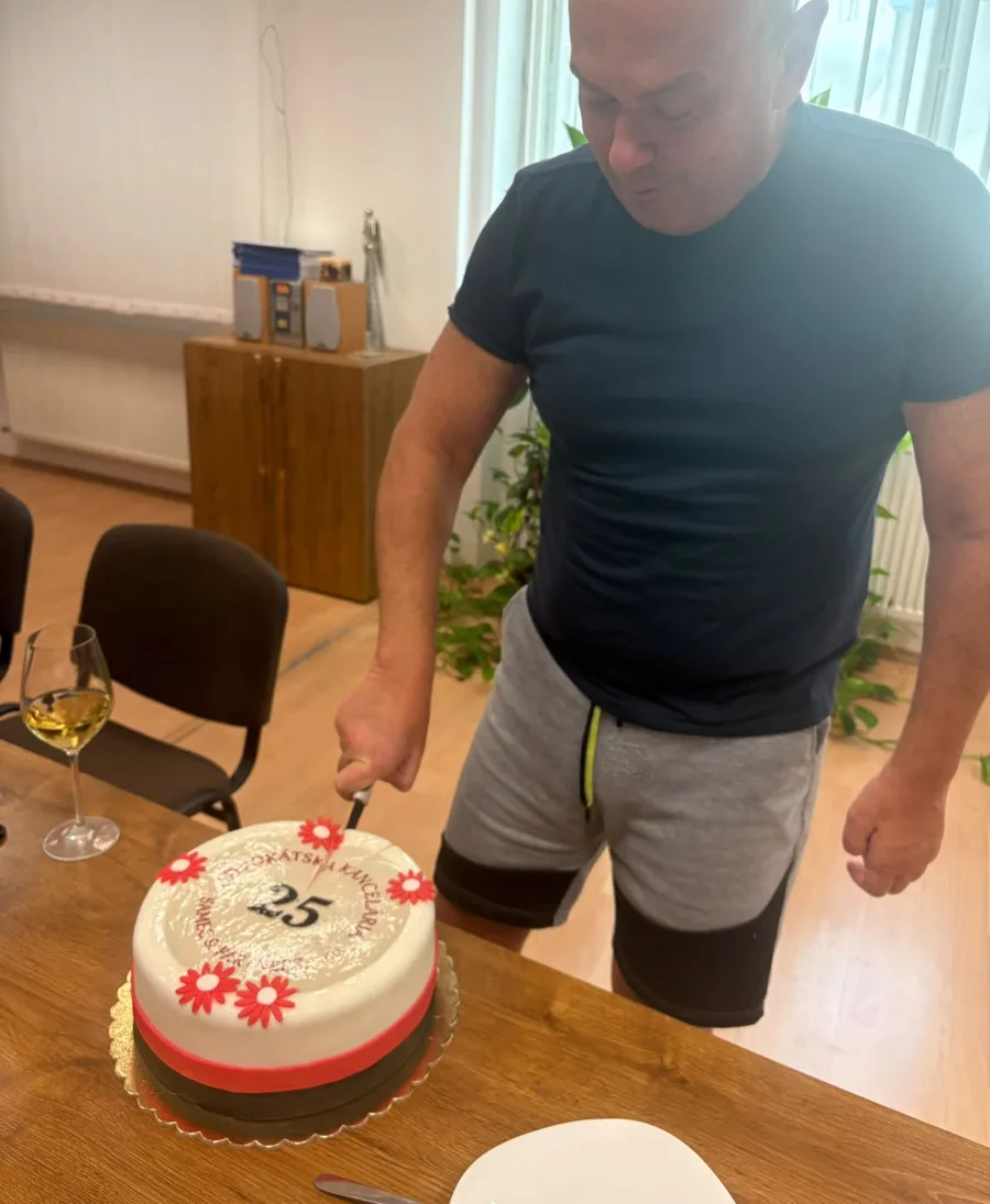 Krájanie výročnej torty v advokátskej kancelárii